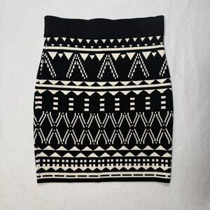 Gracia Black and White Patterned Mini Skirt